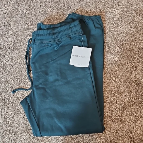 Beyond Yoga Jogger - Picture 1 of 3